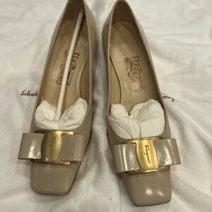 Ferragamo Severine low heels, beautiful neutral color Fieno Calf